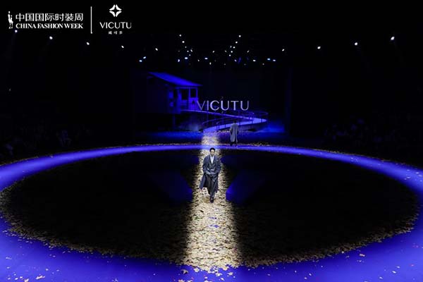 直击VICUTU 2026AW开幕大秀:当男装告别“标签”,走向内心旷野(图2) 直击VICUTU 2026AW开幕大秀:当男装告别“标签”,走向内心旷野(图2)