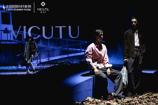 直击VICUTU 2026AW开幕大秀:当男装告别“标签”,走向内心旷野(图4) 直击VICUTU 2026AW开幕大秀:当男装告别“标签”,走向内心旷野(图4)