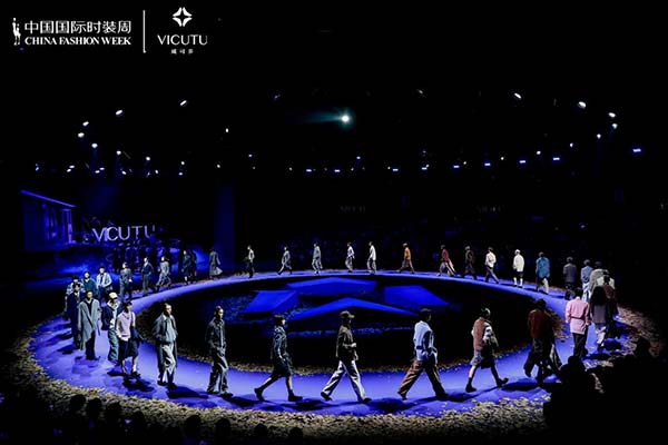 直击VICUTU 2026AW开幕大秀:当男装告别“标签”,走向内心旷野(图5) 直击VICUTU 2026AW开幕大秀:当男装告别“标签”,走向内心旷野(图5)